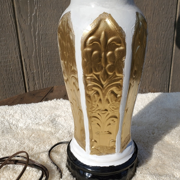 Beautiful hand painted cremic lamp and shade. - Picture 3 of 5